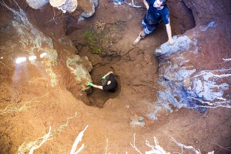 Млади пещерняци откриха голяма стара кост в експедиция